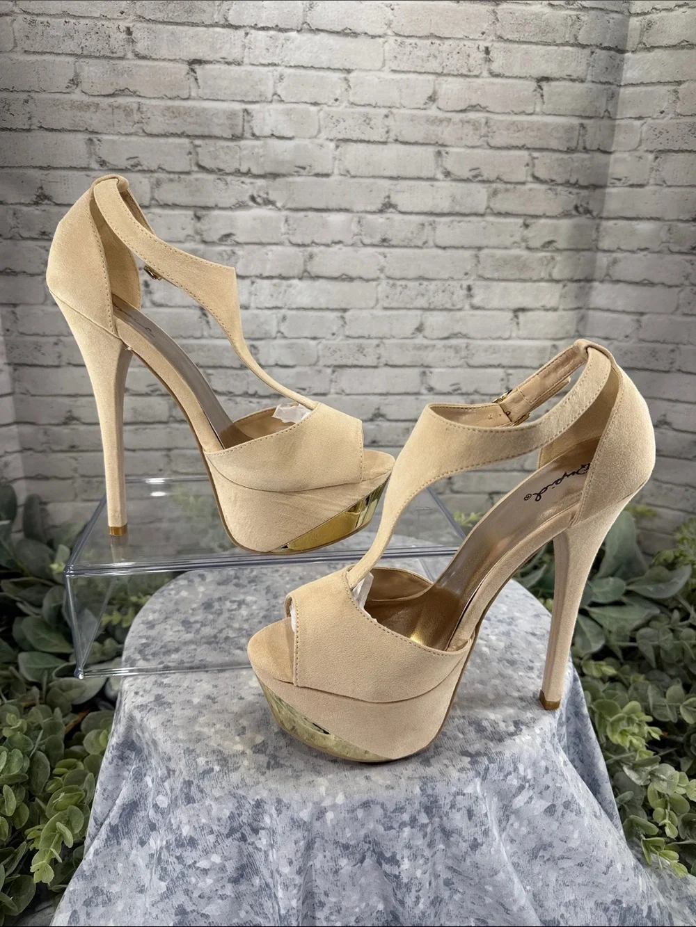 QUPID - Beige Faux Suede T-Strap Platform Stiletto Dress Heels WMS 8M 💛 EUC